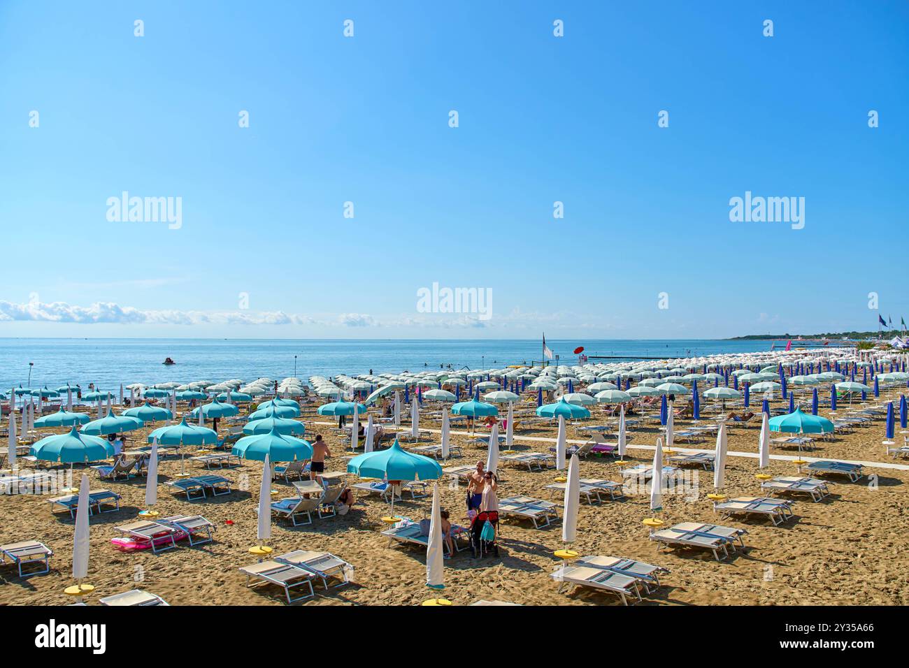 Spiaggia Lignano, Italien - 7. September 2024: Gut frequentierter Strand von Lignano in Italien mit vielen Sonnenschirmen und Liegestühlen im Sommer *** gut besuchter Strand von Lignano in Italien mit vielen Sonnenschirmen und Liegestühlen im Sommer Stockfoto