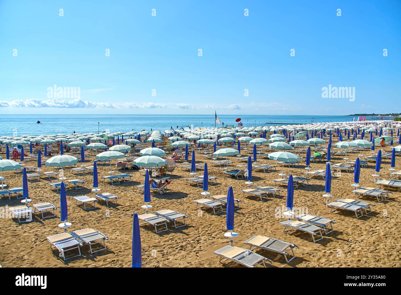 Spiaggia Lignano, Italien - 7. September 2024: Gut frequentierter Strand von Lignano in Italien mit vielen Sonnenschirmen und Liegestühlen im Sommer *** gut besuchter Strand von Lignano in Italien mit vielen Sonnenschirmen und Liegestühlen im Sommer Stockfoto