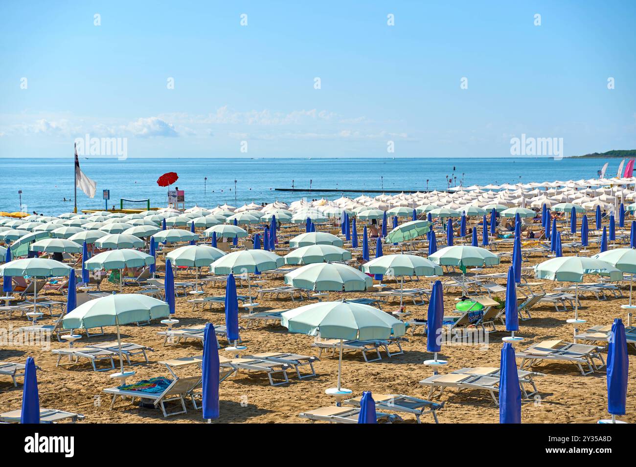 Spiaggia Lignano, Italien - 7. September 2024: Gut frequentierter Strand von Lignano in Italien mit vielen Sonnenschirmen und Liegestühlen im Sommer *** gut besuchter Strand von Lignano in Italien mit vielen Sonnenschirmen und Liegestühlen im Sommer Stockfoto