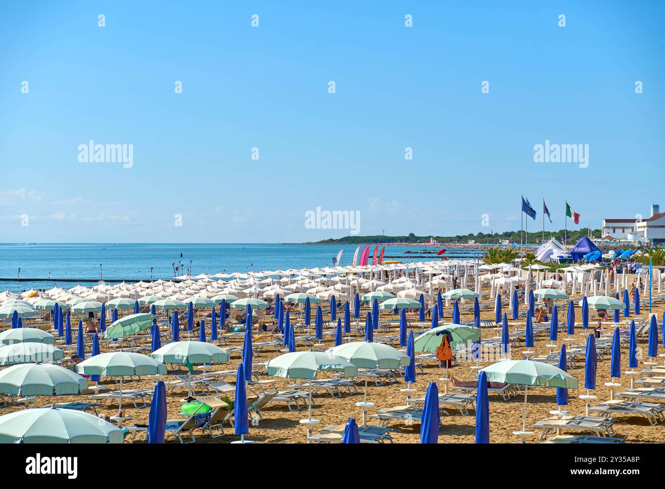Spiaggia Lignano, Italien - 7. September 2024: Gut frequentierter Strand von Lignano in Italien mit vielen Sonnenschirmen und Liegestühlen im Sommer *** gut besuchter Strand von Lignano in Italien mit vielen Sonnenschirmen und Liegestühlen im Sommer Stockfoto