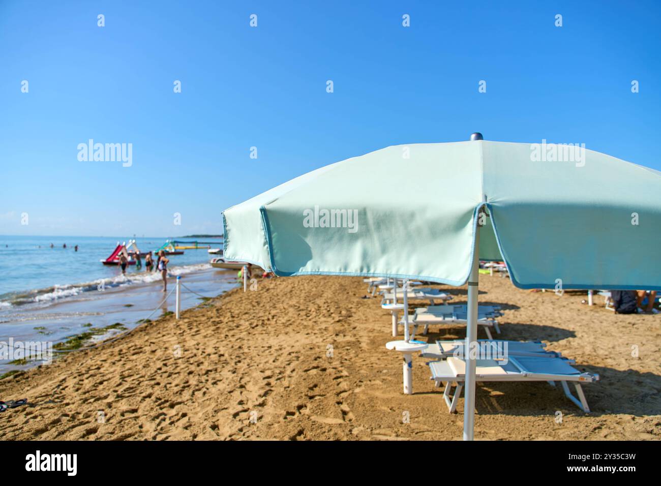Spiaggia Lignano, Italien - 7. September 2024: Strand Lignano, Italien, mit Sonnenschirmen und Liegestühlen im Sommer *** Strand von Lignano, Italien, im Sommer mit Sonnenschirmen und Liegestühlen Stockfoto