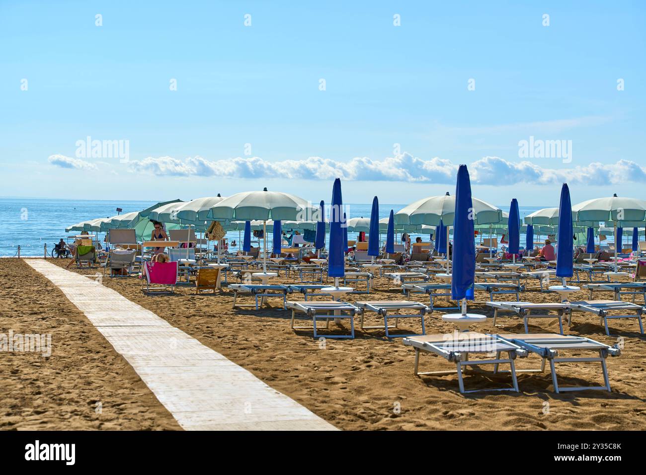 Spiaggia Lignano, Italien - 7. September 2024: Strand Lignano, Italien, mit Sonnenschirmen und Liegestühlen im Sommer *** Strand von Lignano, Italien, im Sommer mit Sonnenschirmen und Liegestühlen Stockfoto