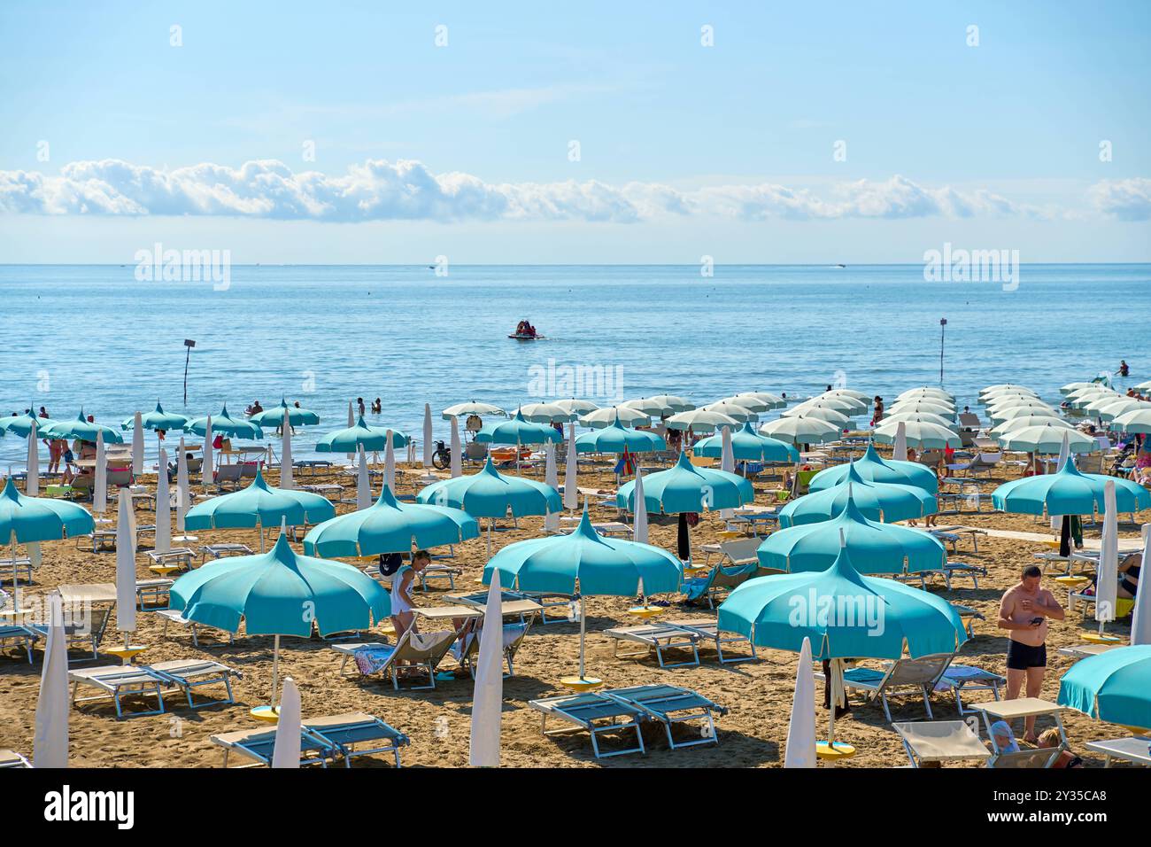 Spiaggia Lignano, Italien - 7. September 2024: Strand Lignano, Italien, mit Sonnenschirmen und Liegestühlen im Sommer *** Strand von Lignano, Italien, im Sommer mit Sonnenschirmen und Liegestühlen Stockfoto