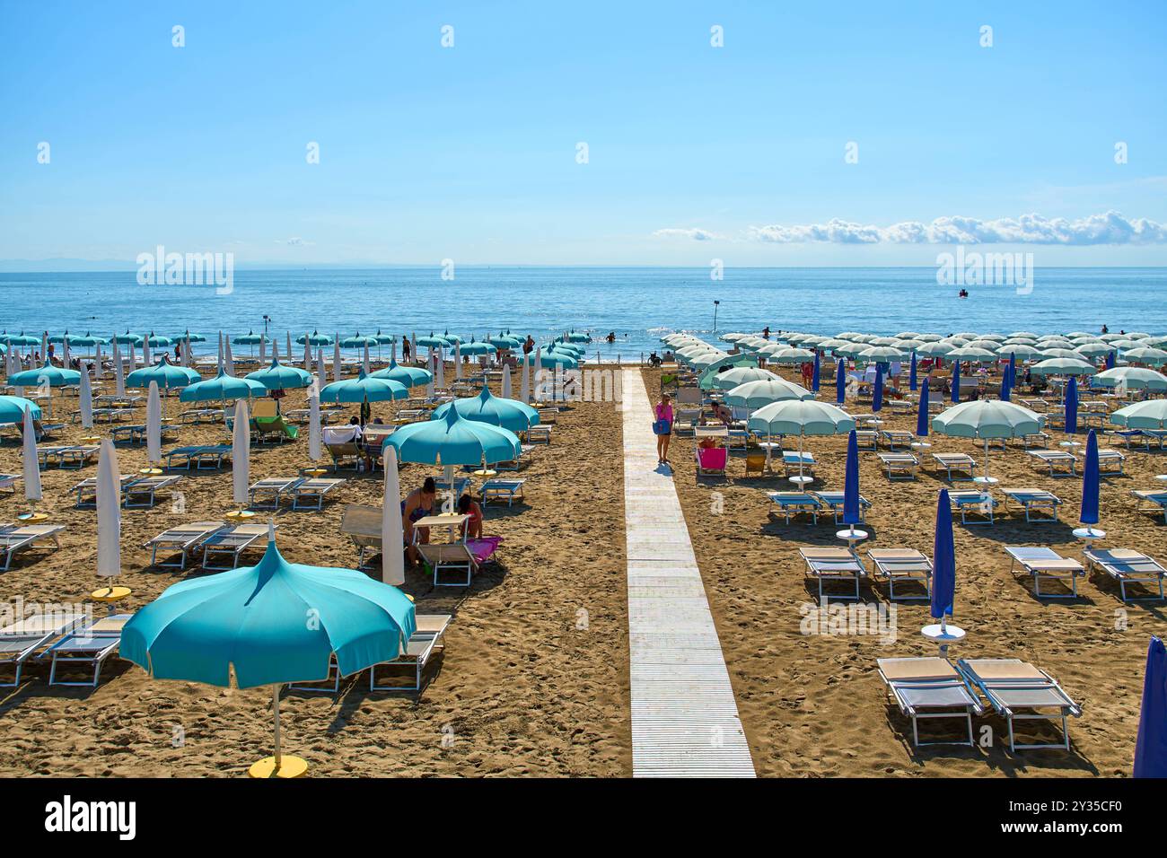 Spiaggia Lignano, Italien - 7. September 2024: Strand Lignano, Italien, mit Sonnenschirmen und Liegestühlen im Sommer *** Strand von Lignano, Italien, im Sommer mit Sonnenschirmen und Liegestühlen Stockfoto