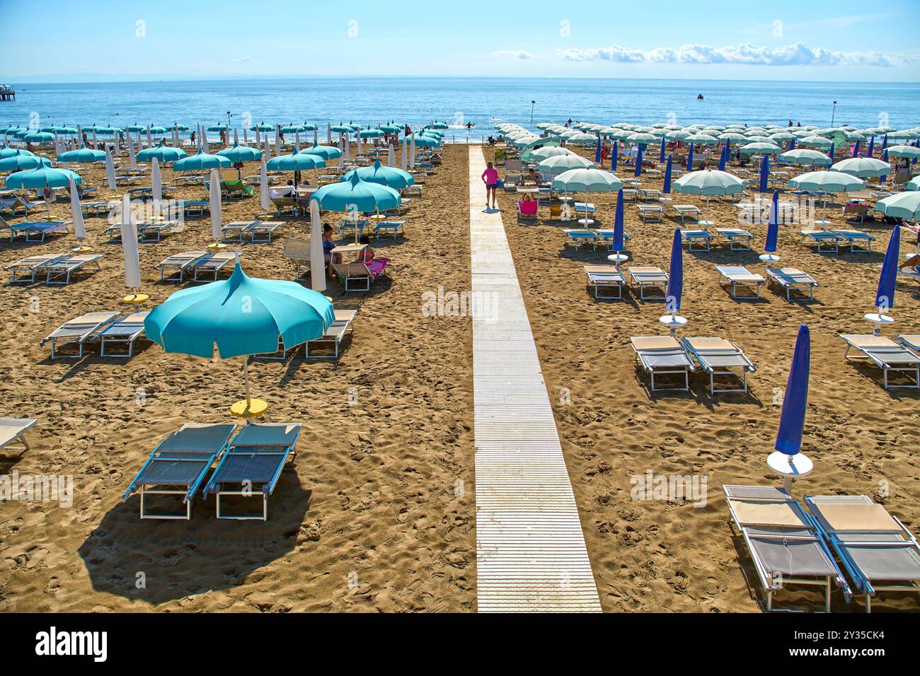 Spiaggia Lignano, Italien - 7. September 2024: Strand Lignano, Italien, mit Sonnenschirmen und Liegestühlen im Sommer *** Strand von Lignano, Italien, im Sommer mit Sonnenschirmen und Liegestühlen Stockfoto