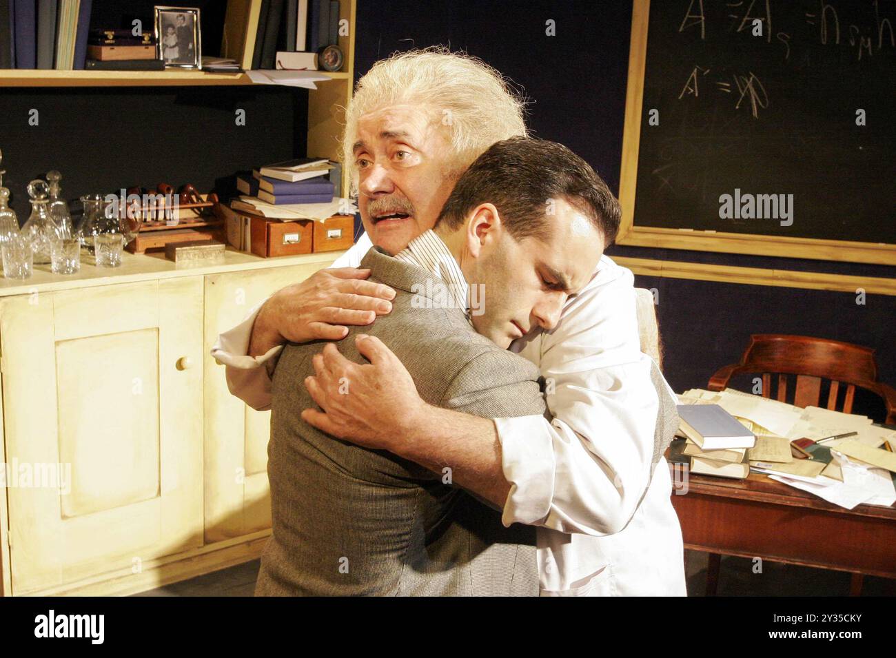 l-r: Victor Spinetti (Albert Einstein), Gerard Monaco (Bucky) in ALBERT's BOY von James Graham im Finborough Theatre, London SW10 21/07/2005 Design: Alex Marker Regisseur: Max Lewendel Stockfoto