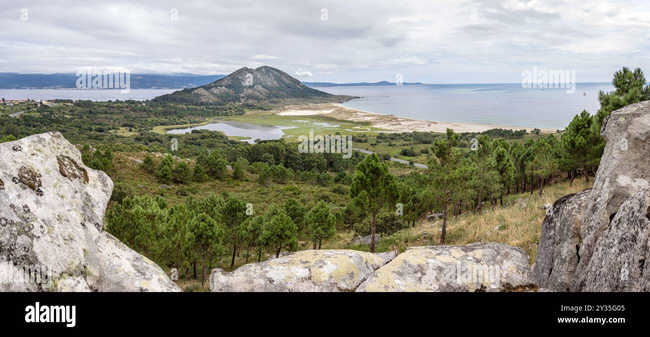 Wunderschöner Panoramablick auf eine Küstenlandschaft in Monte Louro, Galicien, Spanien. Der wunderschöne Dünenstrand und die Lagune bilden eine einzigartige Atlantikküste Stockfoto