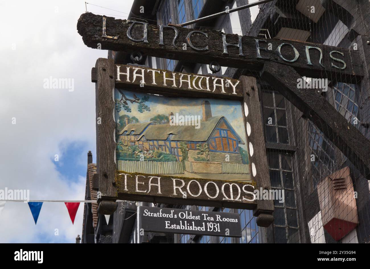 Der Tea Shop ist Teil des Fabric of Stratford Life seit seiner Eröffnung in den 1920er Jahren in der High Street und schließlich nach Einem Eigentümerwechsel wieder vollständig eröffnet Stockfoto