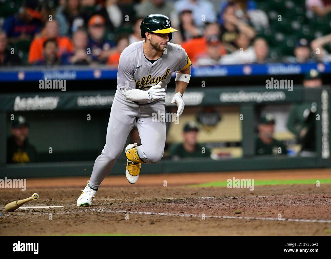 Oakland Athletics Shortstop Max Schuemann (12) lässt im zwölften Inning während des MLB-Baseballspiels zwischen den Oakland Athl eine RBII-Bunt fallen Stockfoto