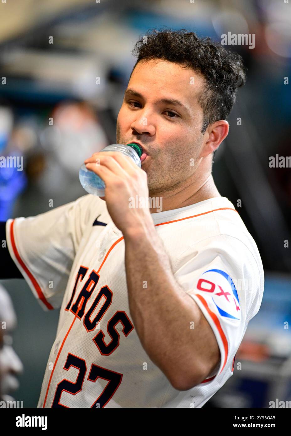 Houston Astros zweite Base Jose Altuve (27) kühlt sich im elften Inning während des MLB-Baseballspiels zwischen den Oakland Athl mit einem Dasani-Wasser ab Stockfoto