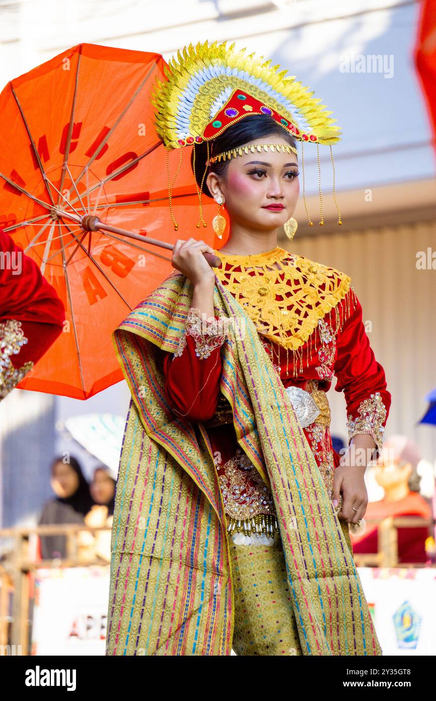 Payung (Schirm) Tanz aus West sumatera am 3. BEN Karneval. Dieser Tanz ist unterhaltsam und wird von einer geraden Anzahl von Menschen durchgeführt. Stockfoto