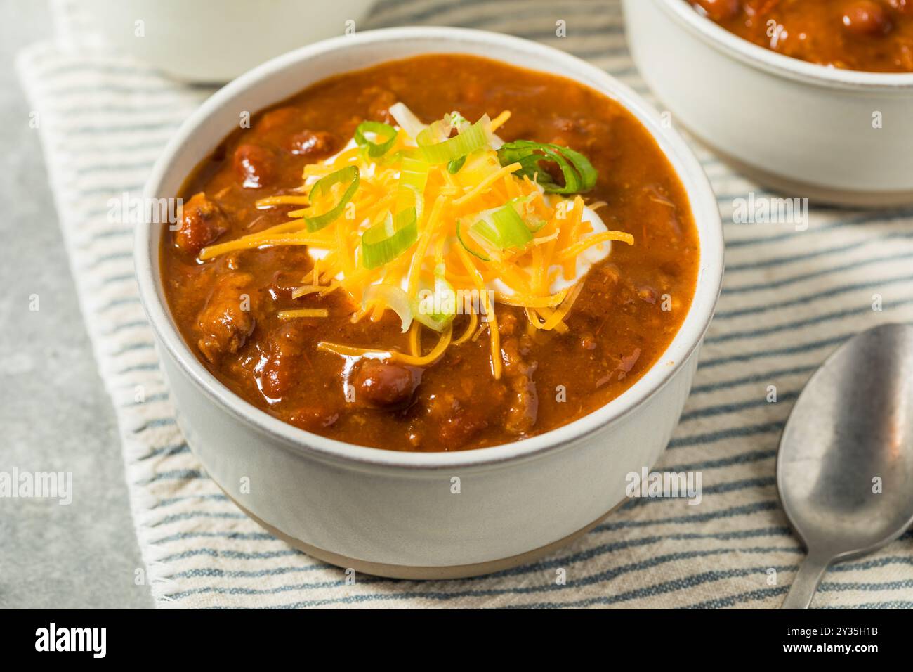 Mexikanisches hausgemachtes Rindfleisch Chili Con Carne mit Käse und Zwiebeln Stockfoto