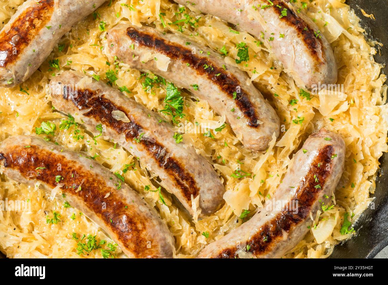 Hausgemachte deutsche Bratwurst mit Sauerkraut für das Oktoberfest Stockfoto