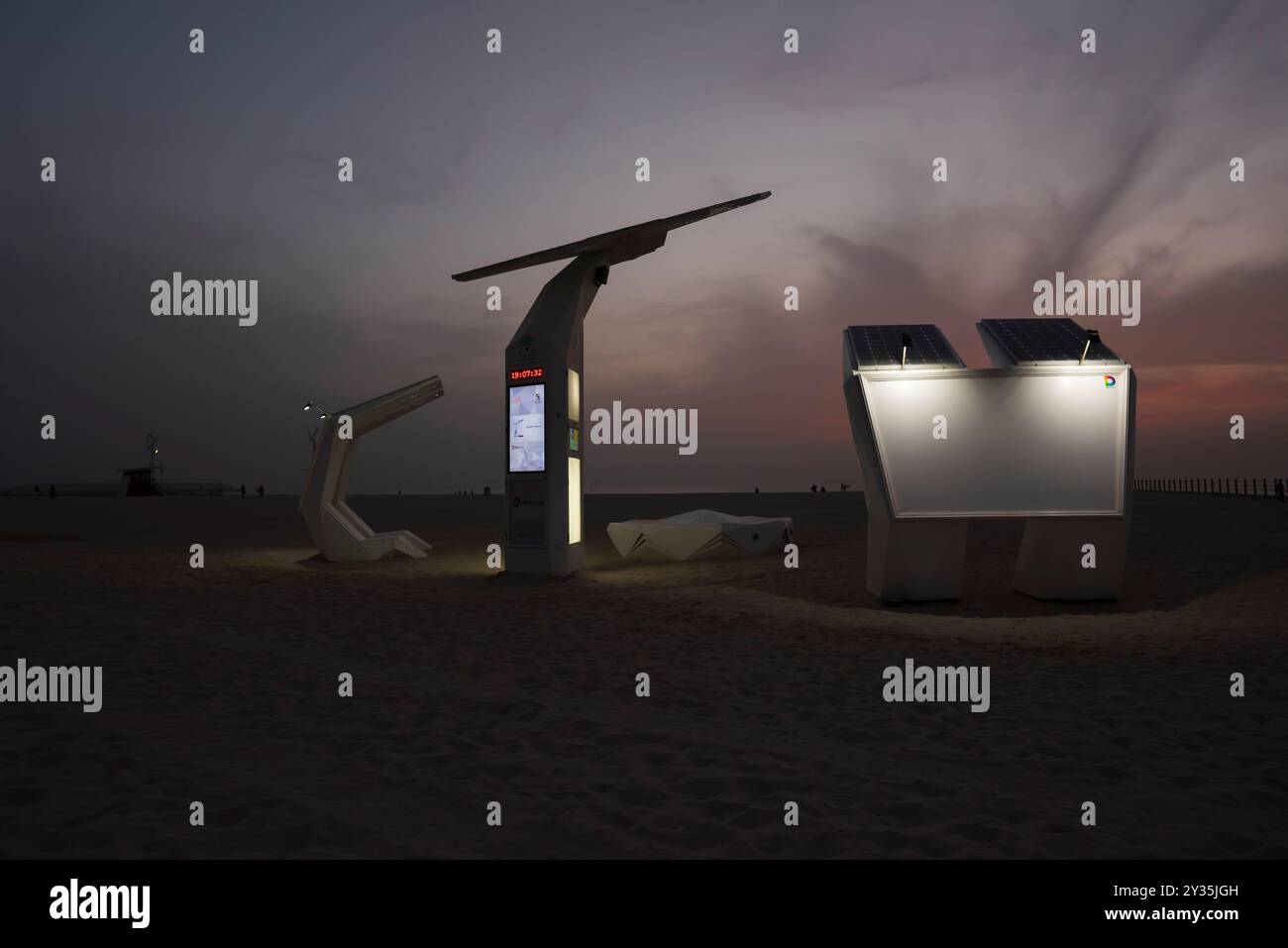 Smart Palm Trees bieten Schatten, kostenloses WLAN, Aufladen von Geräten, betrieben durch Solarpaneele, 360-Grad-CCTV, Notfallzugang über Touchscreen-Apps Stockfoto