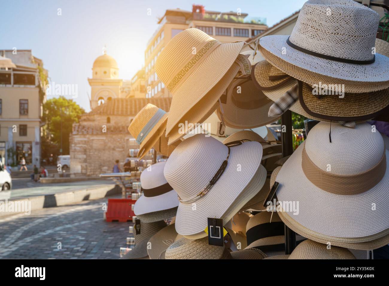 Modische Sommerhüte in Athen an einem heißen Tag. Stockfoto