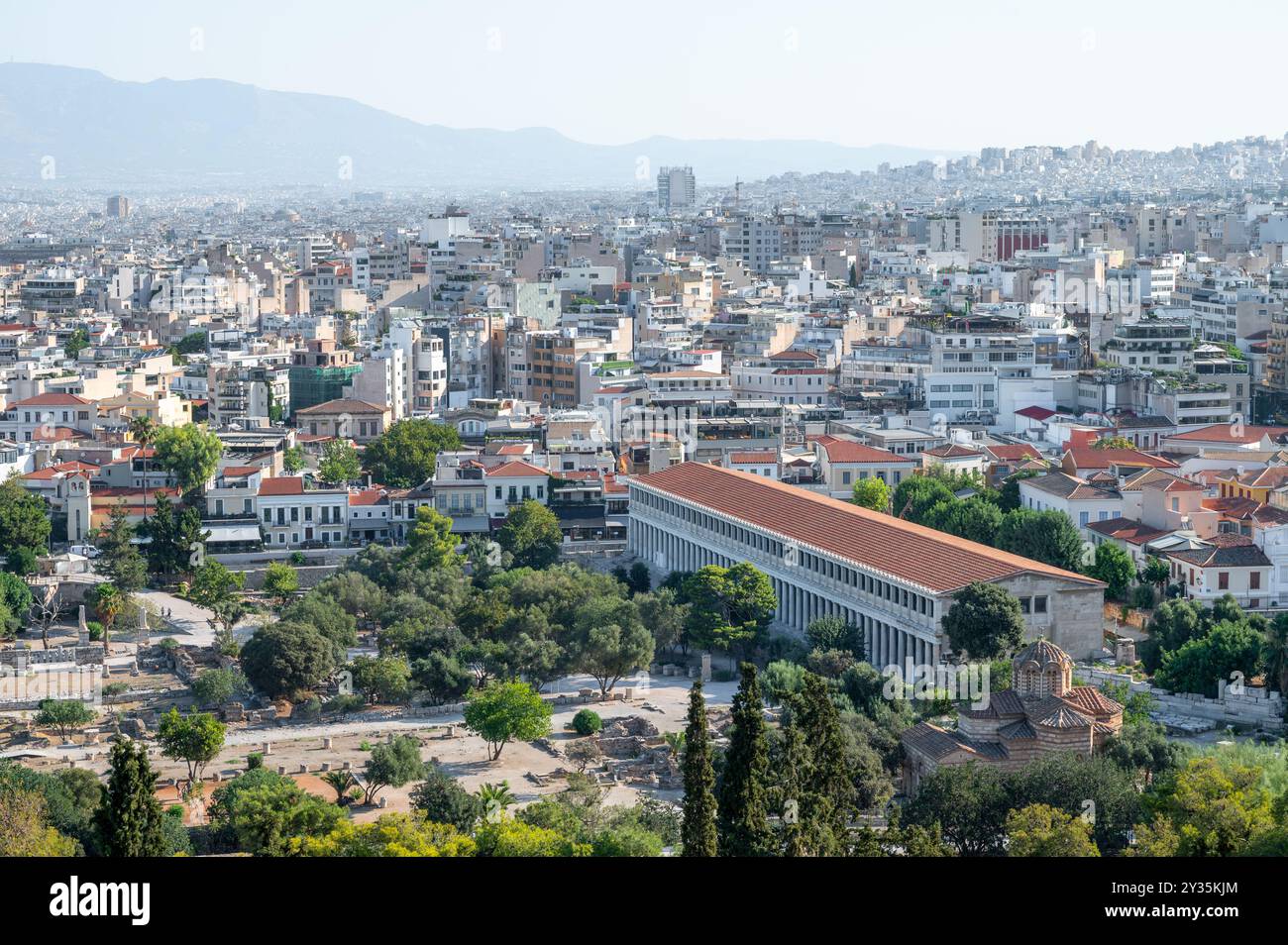 Aus der Vogelperspektive auf das antike Agora mit dem Gebäude Stoa of Attalos in der Stadt Athen, Griechenland. Stockfoto