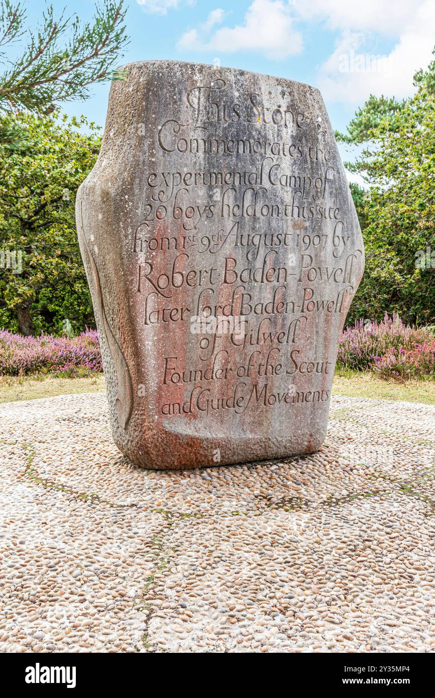 Gedenkstein zum Gedenken an das erste Pfadfindercamp von Lord Baden Powell im August 1907 auf Brownsea Island in Poole Harbour, Dorset, England Stockfoto