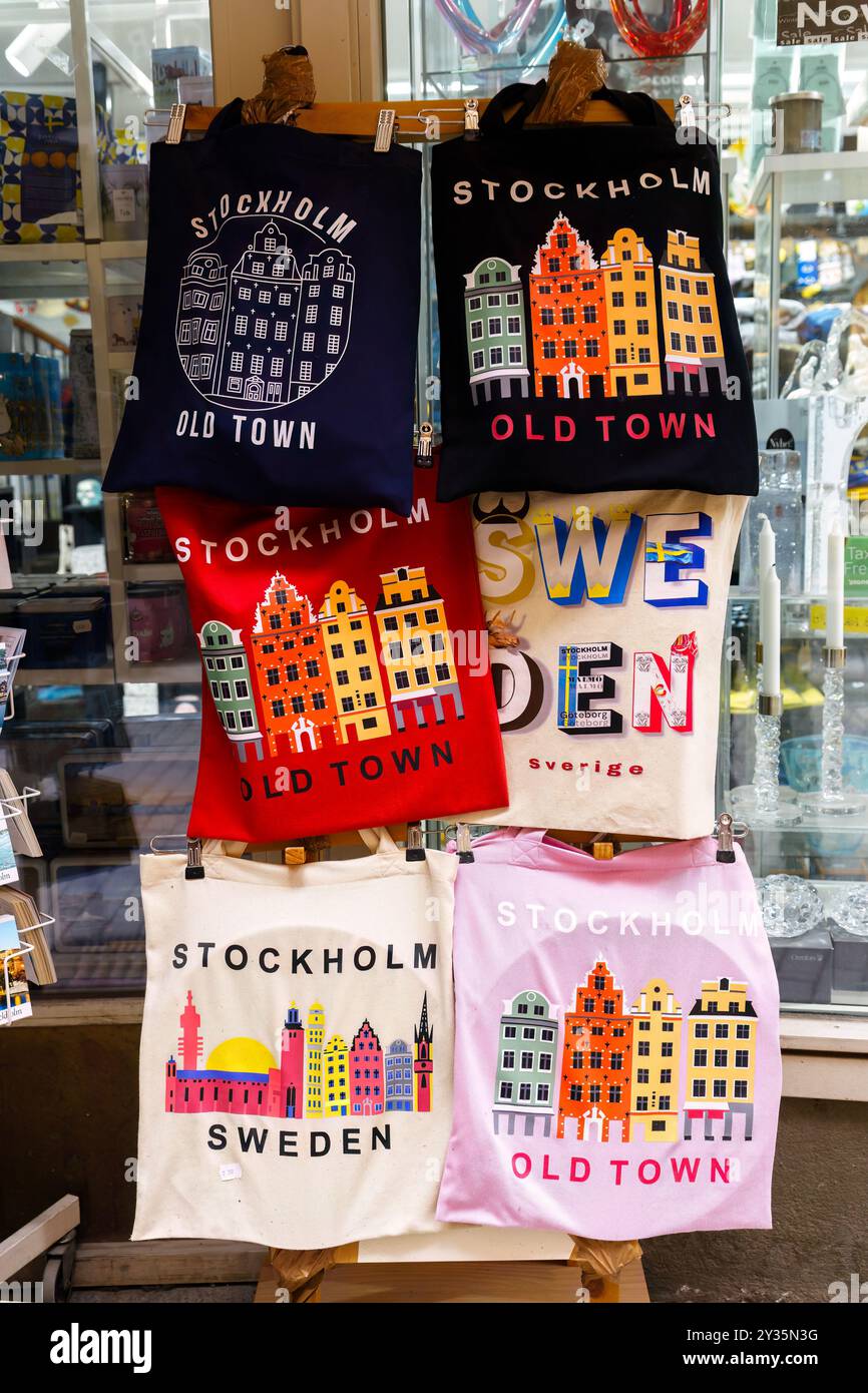 Stockholm, Schweden. April 2024 - farbenfrohe Souvenirtaschen der Altstadt von stockholm vor einem Souvenirladen Stockfoto