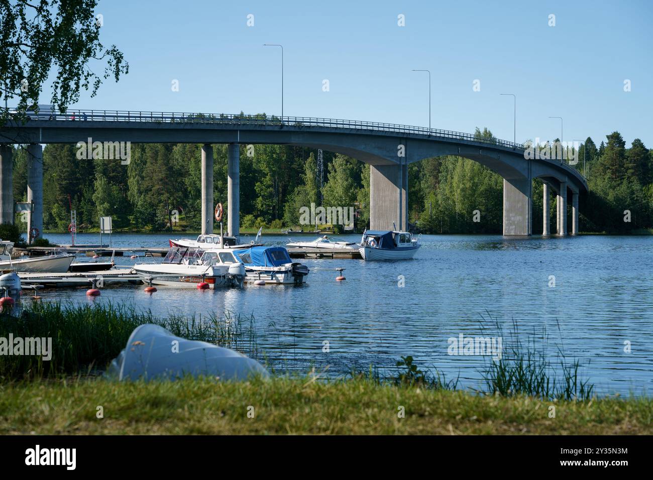 Asikkala, Finnland. 22. Juni 2024: Kalkkinen Brücke und Hafen im Sommer Stockfoto