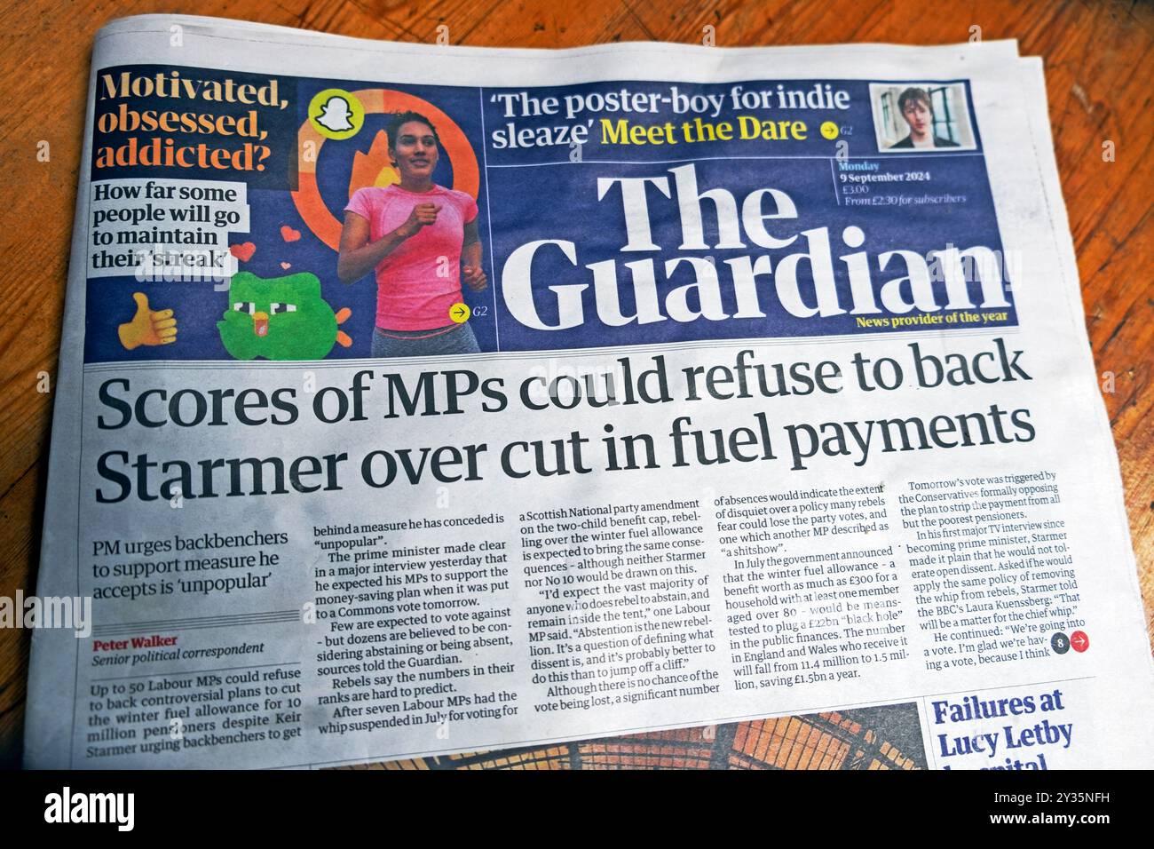 "Dutzende Abgeordnete könnten sich weigern, Starmer wegen der Kürzung der Treibstoffzahlungen zu unterstützen", titelte die Zeitung The Guardian den artikel Winter Fuel Payments artikel UK 9 September 2024 Stockfoto