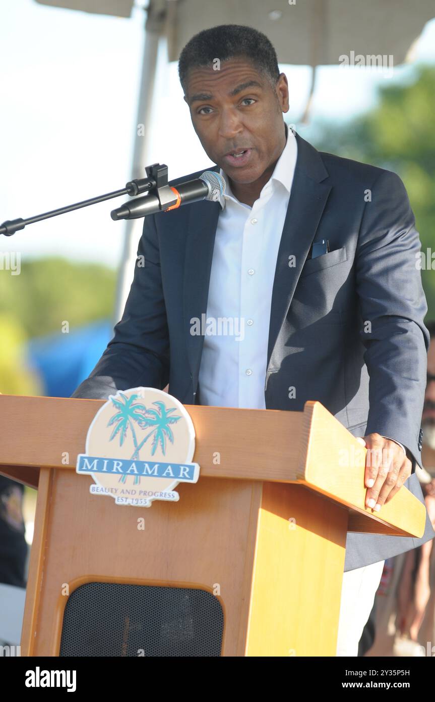 Miramar, USA. September 2024. MIRAMAR, FLORIDA - 11. SEPTEMBER: Der Meister der Zeremonien Calvin Hughes nahm am 11. September 2024 an der City of Miramar 9/11 und der Veterans Memorial Remembrance Cerembrance Ceremony im Miramar Regional Park Teil. (Foto: JL/SIPA USA) Credit: SIPA USA/Alamy Live News Stockfoto