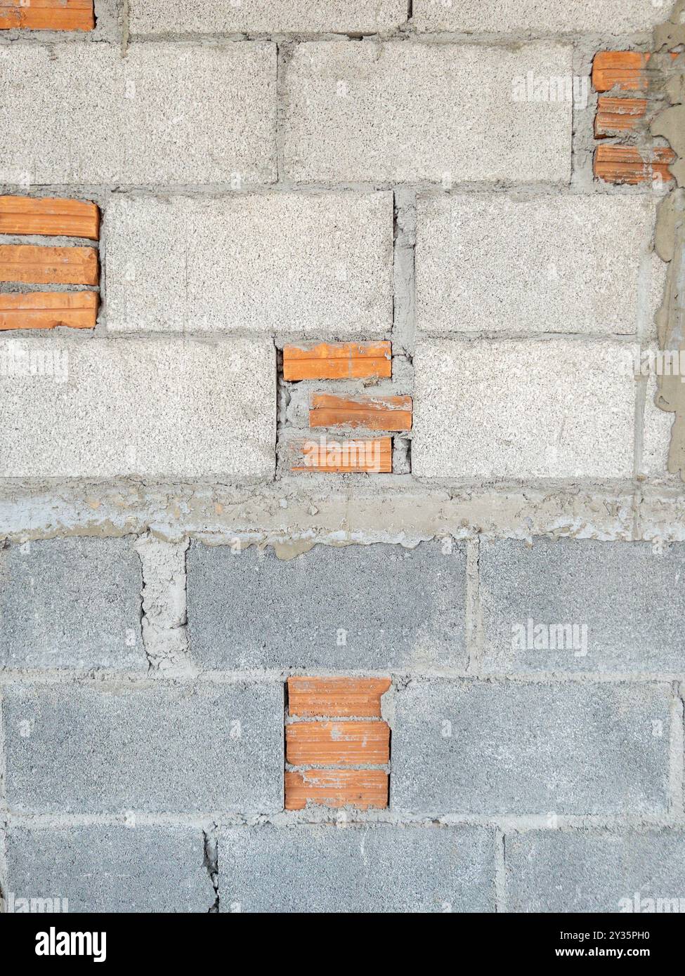 Backsteinmauer mit dem kleinen Backstein des lokalen Hauses im Bau, Vorderansicht für den Hintergrund. Stockfoto