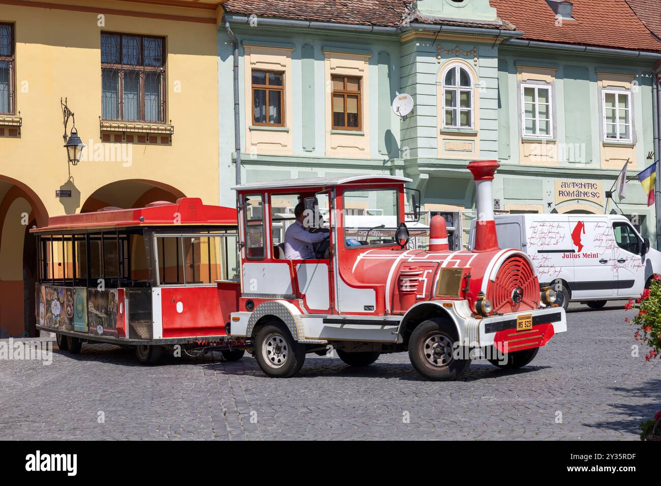 Touristenzug am zentralen Platz, Sighisoara, Siebenbürgen, Rumänien Stockfoto