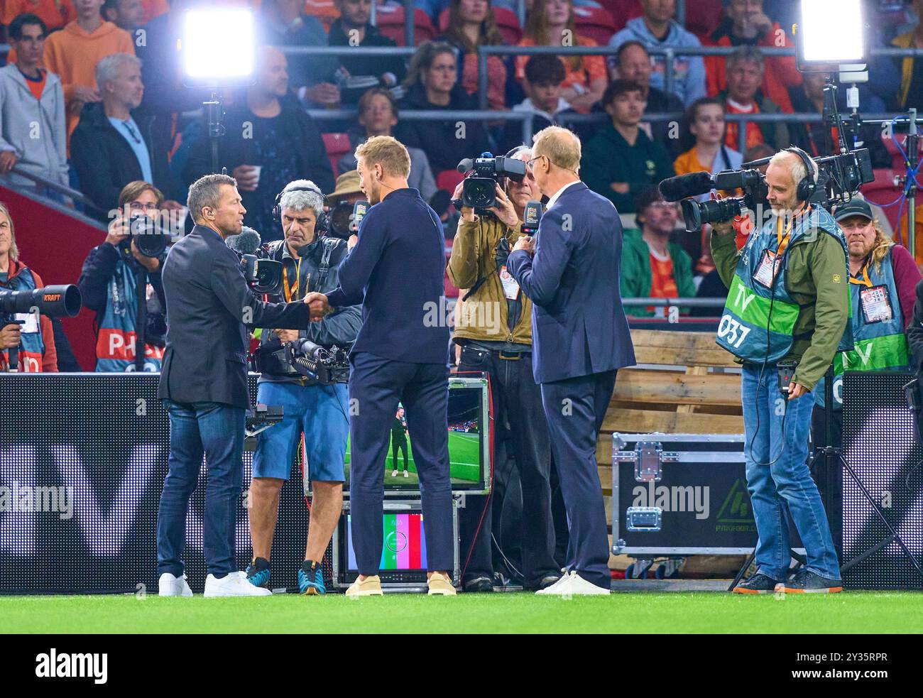 DFB-Cheftrainer Julian Nagelsmann, Bundestrainer, TV-Interview mit Norbert König, Lothar Matthäus TV Co-Moderator, beim Spiel der UEFA Nations League 2024 NIEDERLANDE - DEUTSCHLAND 2-2 in der Saison 2024/2025 am 10. September 2024 in Amsterdam, NL. Fotograf: Peter Schatz Stockfoto