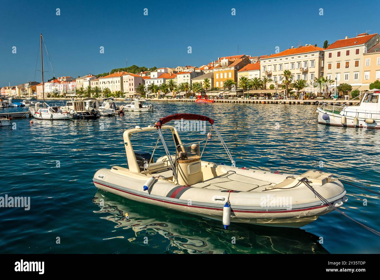 Luxuriöses Motorboot im Jachthafen Mali auf der Insel Losinj in der Adria, Kroatien Stockfoto