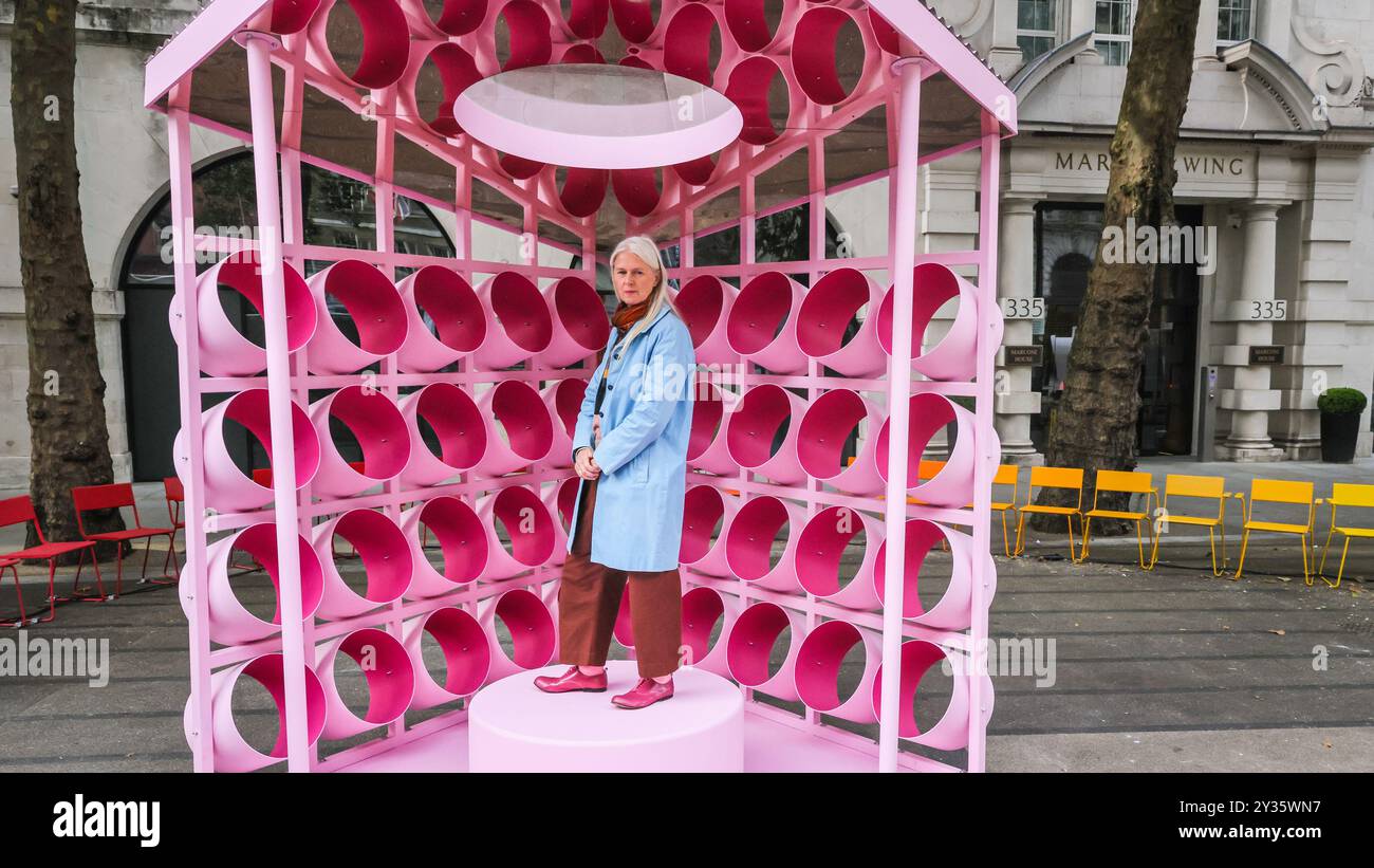 London, Großbritannien. September 2024. Künstlerin Nina Tolstrup mit dem Pavillon „Reflect: Playful Pauses“. Das London Design Festival Wahrzeichen-Projekt „Pavilions of Wonder“ von Nina Tolstrup wird von Barbie präsentiert und besucht Greater Palm Springs. Die Installation im Strand Aldwych verbindet das lebendige Wesen des Barbie Dream House mit der ikonischen modernen Architektur von Greater Palm Springs in drei fesselnden, interaktiven Pavillons: Der Traum: Infinity Garden, der Discover: Design Stories Pavillon und der Reflect: Playful Pauses Pavillon. LDF läuft im September 14-22 in London. Stockfoto