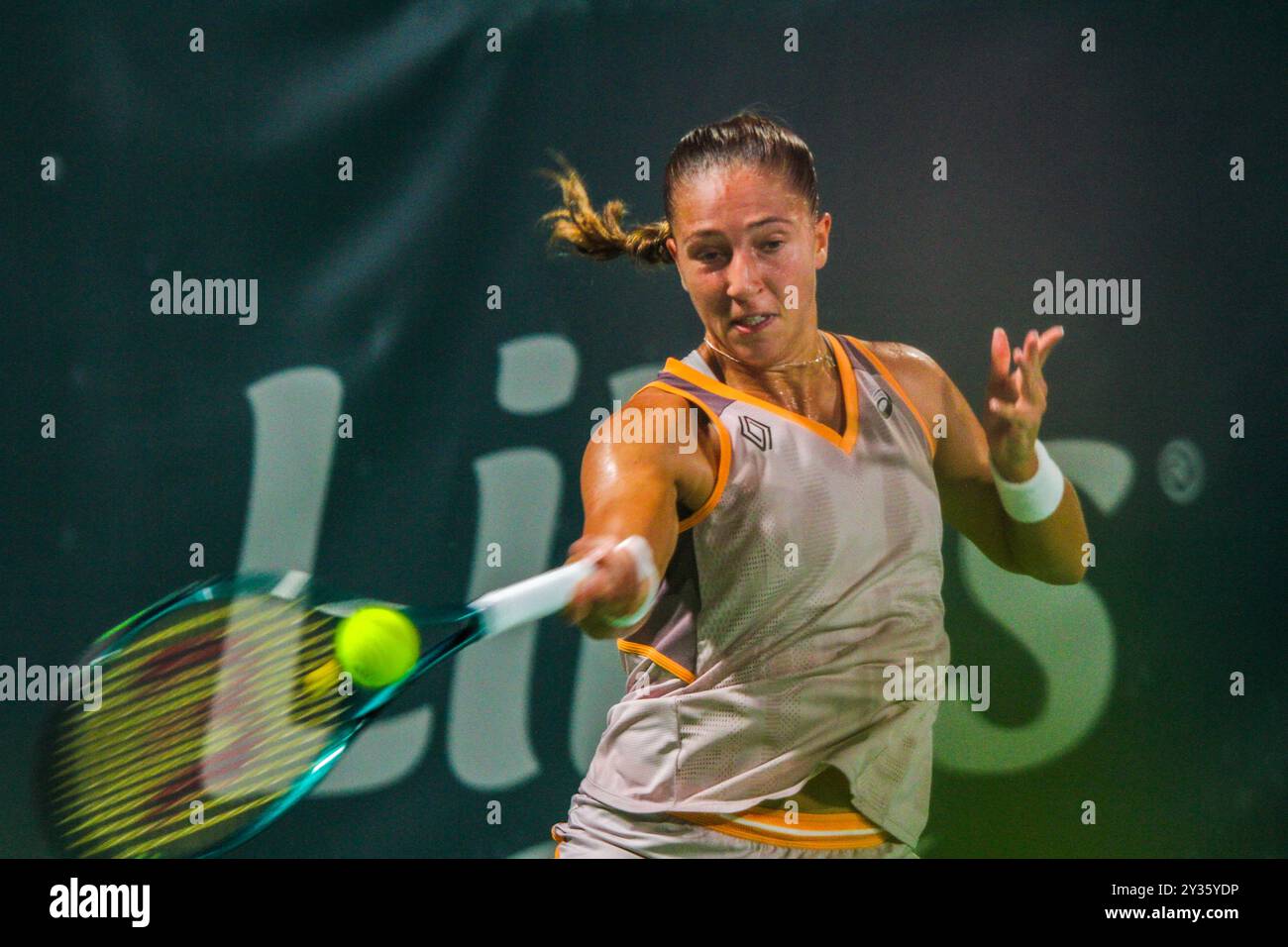 Monastir, Tunesien. 11. September 2024. Diane Parry aus Frankreich spielt gegen Julia Starodubtsewa aus der Ukraine beim Jasmin Open-Tennisturnier in Monastir, Tunesien. Die Jasmin Open, ein Profi-Tennisturnier für Frauen, findet vom 9. Bis 15. September 2024 im Magic Hotel Skanes in Monastir statt Stockfoto