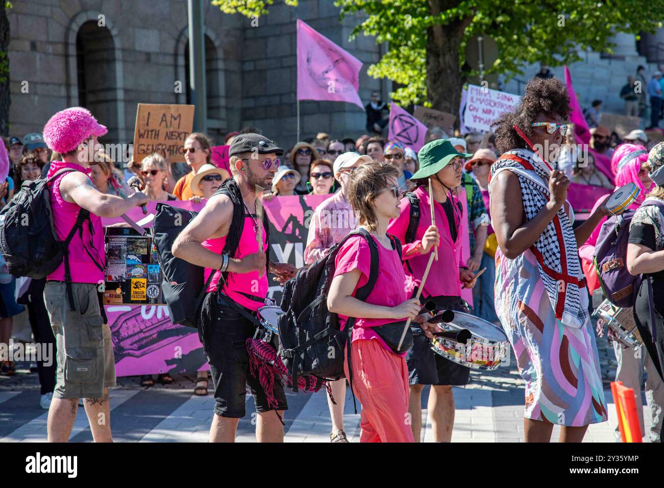 Rhythms of Resistance, ein Rhythmusabschnitt in rosa, bei der Demonstration der Sturmwarnung in Helsinki, Finnland Stockfoto