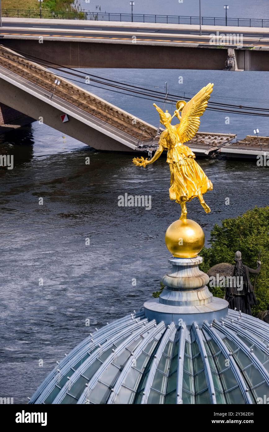 Aus der Vogelperspektive auf die goldene Statue eines Engels mit Blick auf das Elbtal und die teilweise eingestürzte Carola-Brücke. Dresden Sachsen Deutschland FB 2020 30 Stockfoto