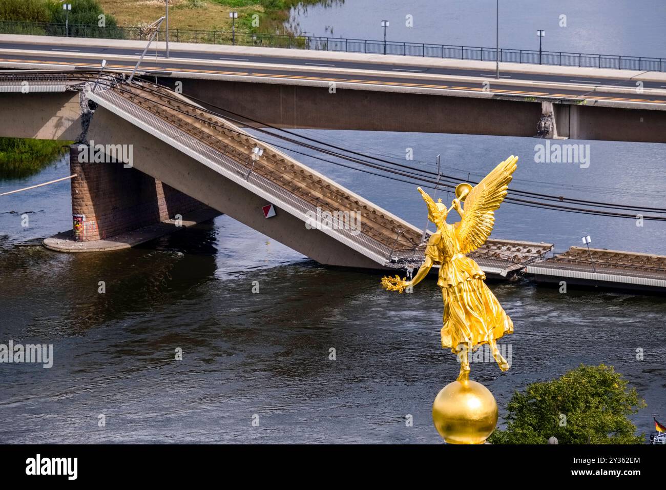 Aus der Vogelperspektive auf die goldene Statue eines Engels mit Blick auf das Elbtal und die teilweise eingestürzte Carola-Brücke. Dresden Sachsen Deutschland FB 2020 30 Stockfoto