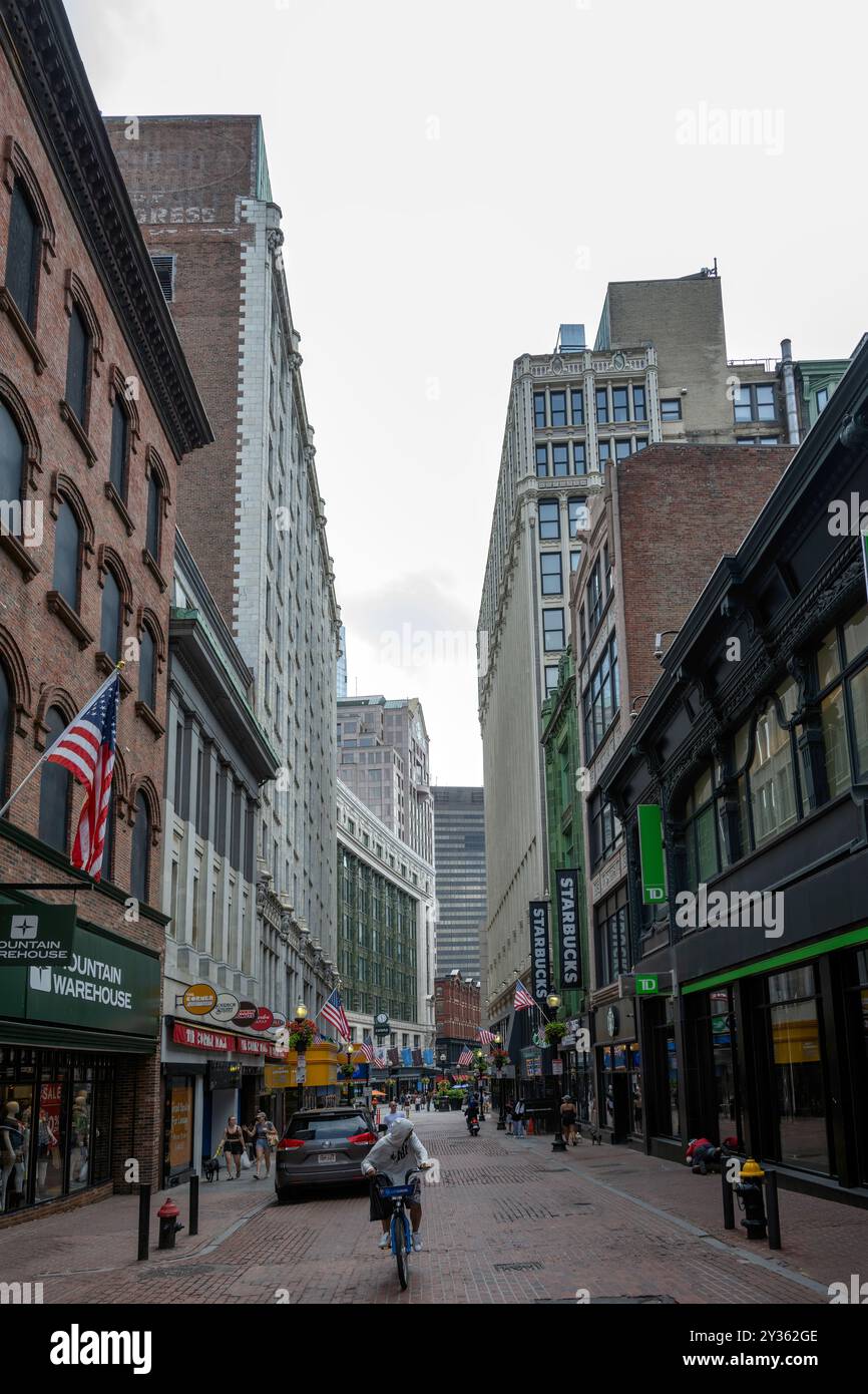 Ein Blick auf die Summer Street Downtown Crossing Area mit ihren Einzelhandelsgeschäften bis hin zu den hohen modernen Bürogebäuden des Financial District. Stockfoto