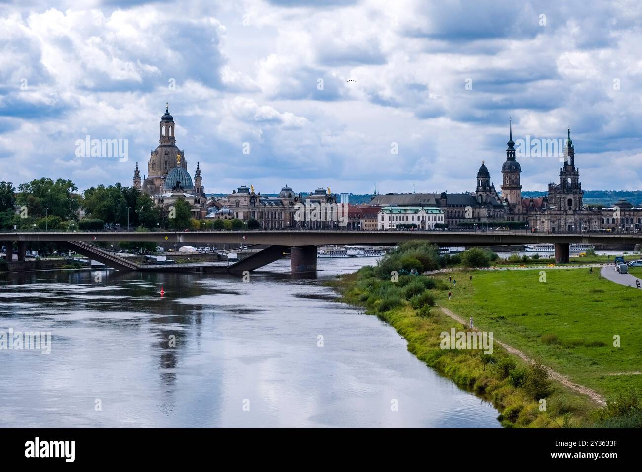 Die teilweise eingestürzte Carola-Brücke, die in die Elbe einbrach, die Marienkirche und die Akademie der Künste in der Ferne. Dresden Sachsen Ge Stockfoto