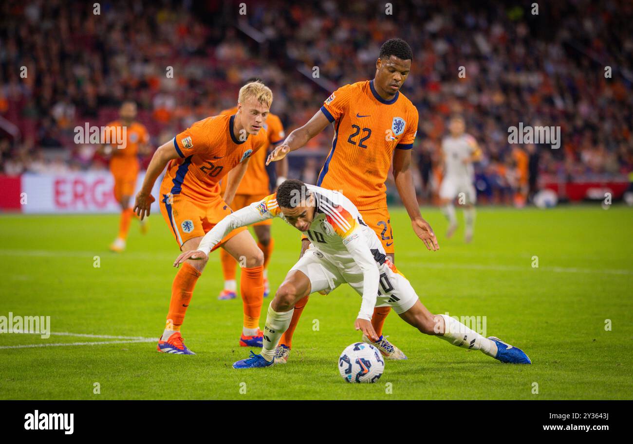Amsterdam, Niederlande. September 2024. Jamal Musiala (DFB) Denzel Dumfries (NED) Jan Paul van Hecke (NED) Niederlande - Deutschland Niederlande - Deutsc Stockfoto