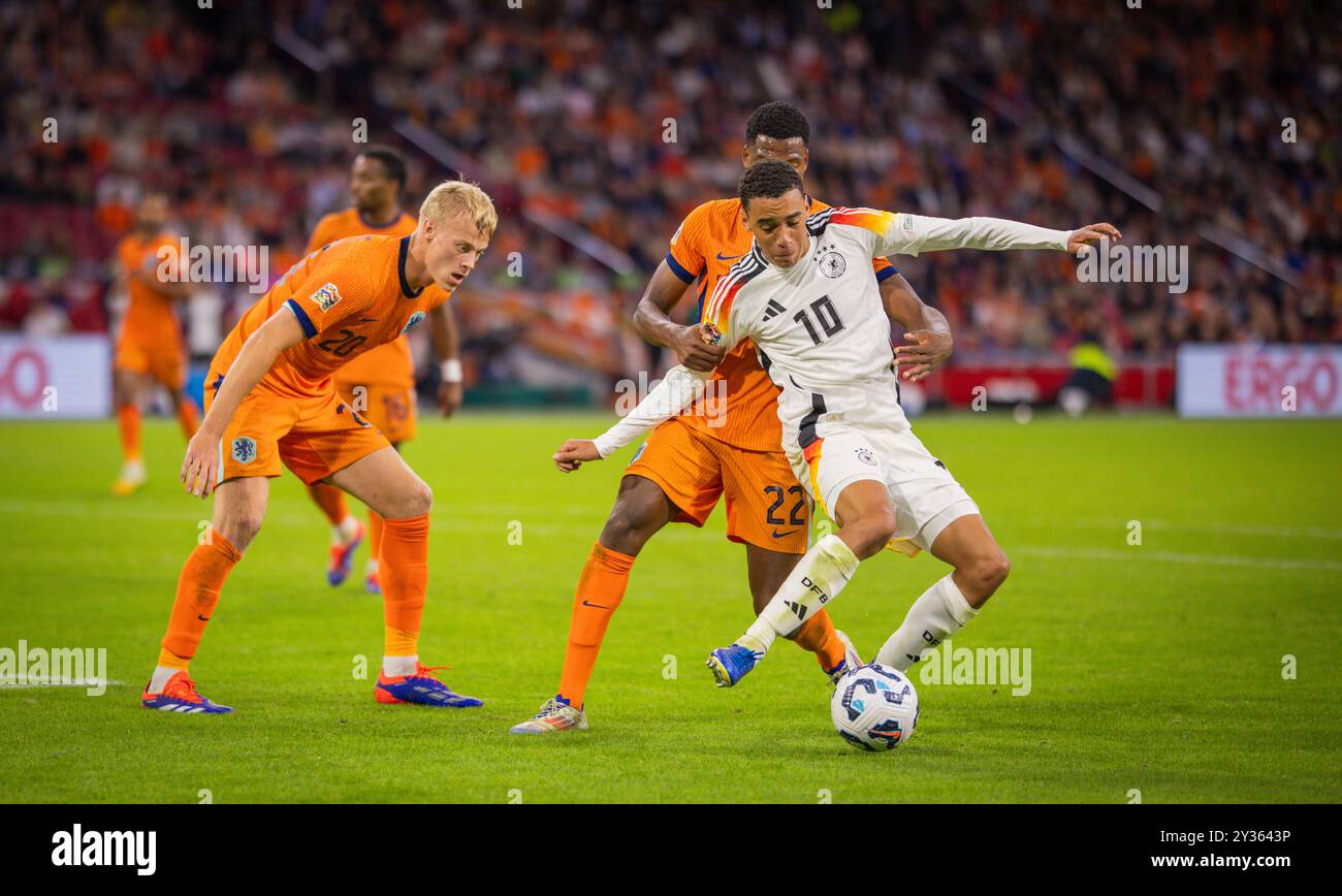 Amsterdam, Niederlande. September 2024. Jamal Musiala (DFB) Denzel Dumfries (NED) Jan Paul van Hecke (NED) Niederlande - Deutschland Niederlande - Deutsc Stockfoto