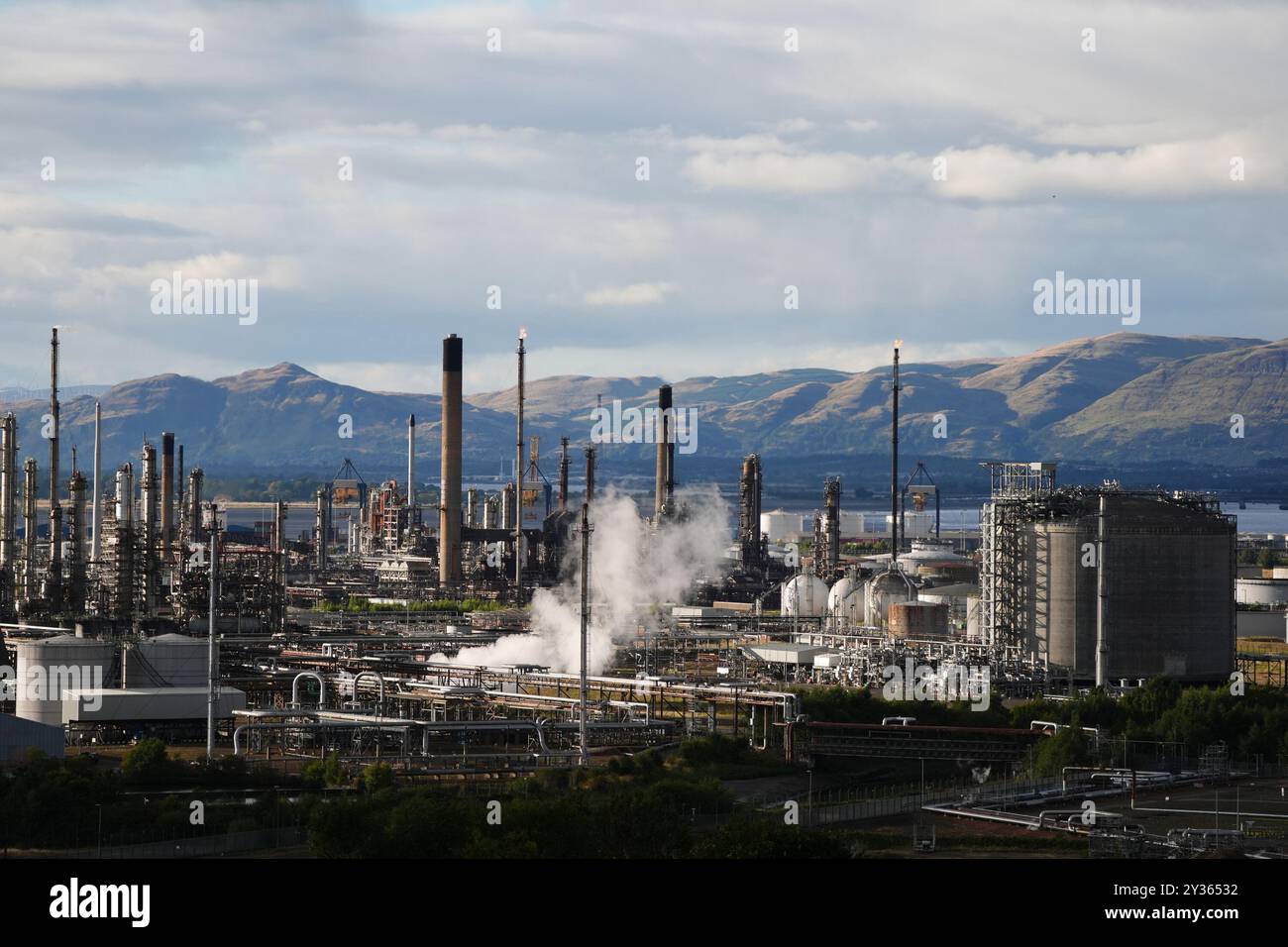 Ein Blick auf die petrochemische Anlage Grangemouth in Grangemouth. Schottlands einzige Ölraffinerie wird im zweiten Quartal 2025 mit dem Verlust von 400 Arbeitsplätzen schließen, wie bestätigt wurde. Petroineos, die Eigentümer des Werks in Grangemouth, bestätigte am Donnerstag, dass die Mitarbeiter am Standort verlegt wurden. Es wird nun zu einem reinen Importterminal werden, und die Zahl der Mitarbeiter am Standort wird in den nächsten zwei Jahren voraussichtlich von 475 auf 75 zurückgehen. Bilddatum: Donnerstag, 12. September 2024. Stockfoto