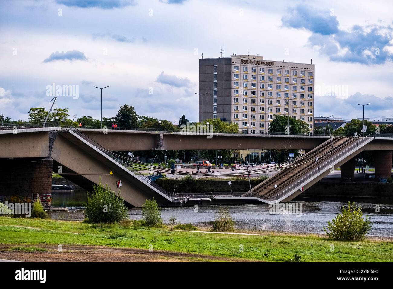 Die teilweise eingestürzte Carola-Brücke, in die Elbe hinuntergebrochen, das Gebäude eines großen Hotels in der Ferne. Stockfoto