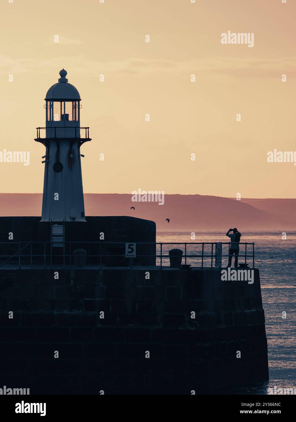 Sonnenuntergang, St. Ives Lighthouse, Smeaton's Pier, St. Ives Harbour, St. Ives, Cornwall, England, Großbritannien, GB. Stockfoto