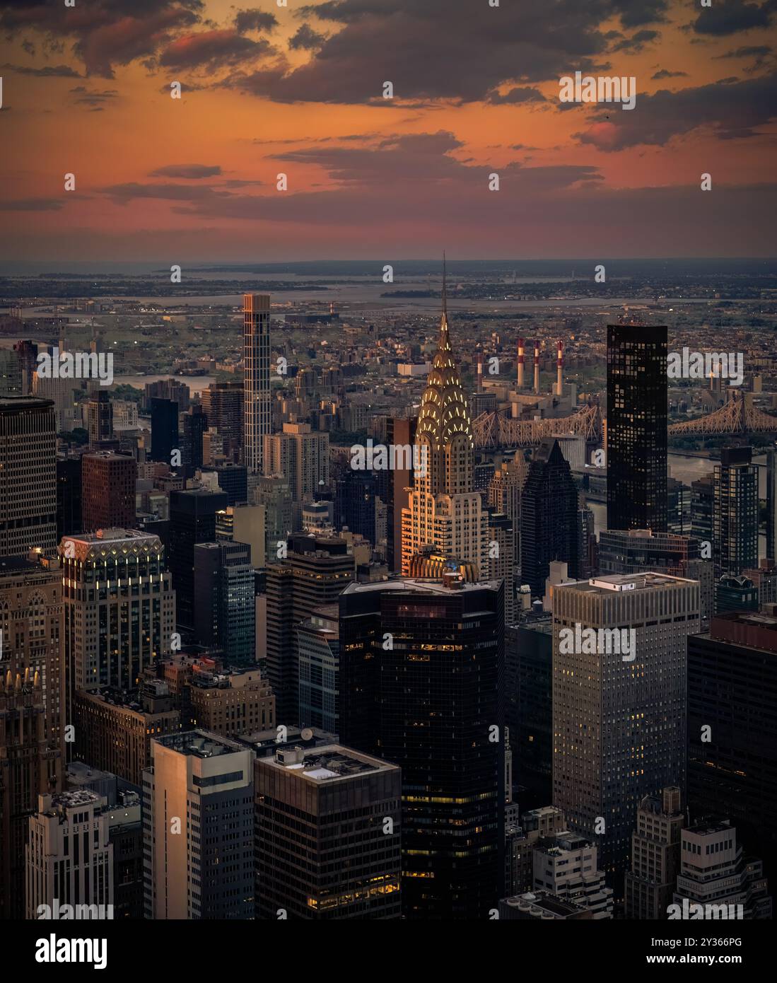 Wunderschöner Blick auf die Skyline von New York City mit Sears Tower und Fluss bei Sonnenuntergang Stockfoto