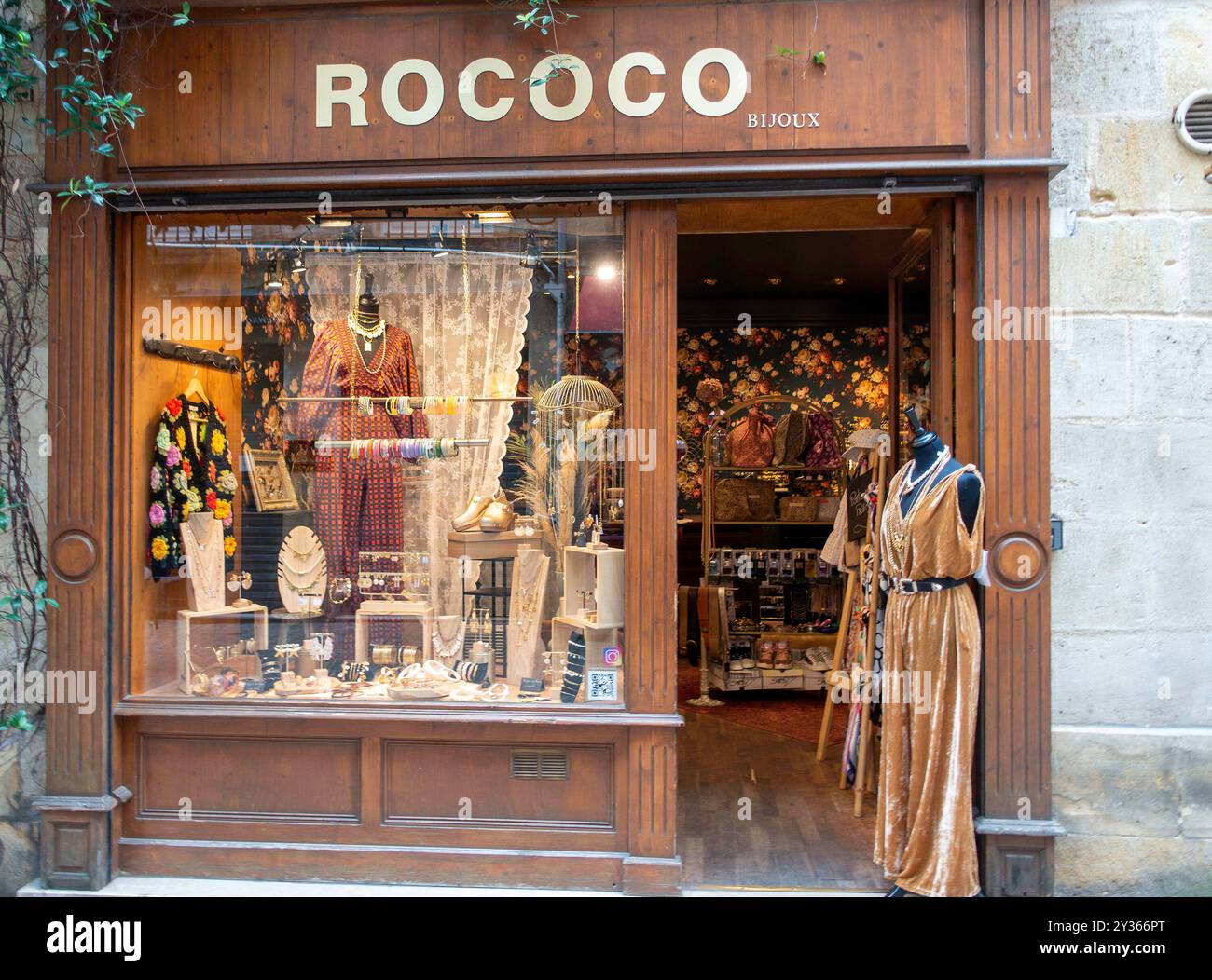 Rococo Bijou, Bordeaux, Frankreich. Edelstahlschmuck „für Langlebigkeit konzipiert“. Stockfoto