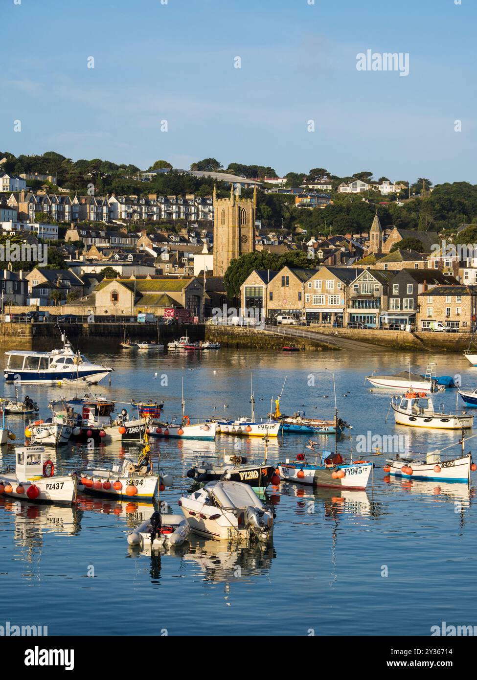 Dawn St Ives Harbour mit Fischerbooten, St ives, Cornwall, England, Großbritannien, GB Stockfoto