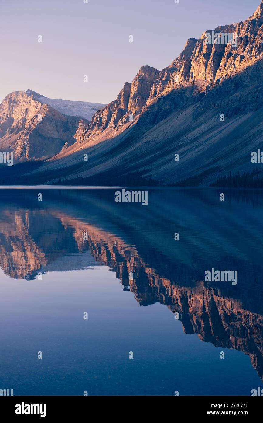 Die großartigen kanadischen Rockies und der Gletscherwassersee entlang der Bow Glacier Falls im Banff National Park Stockfoto
