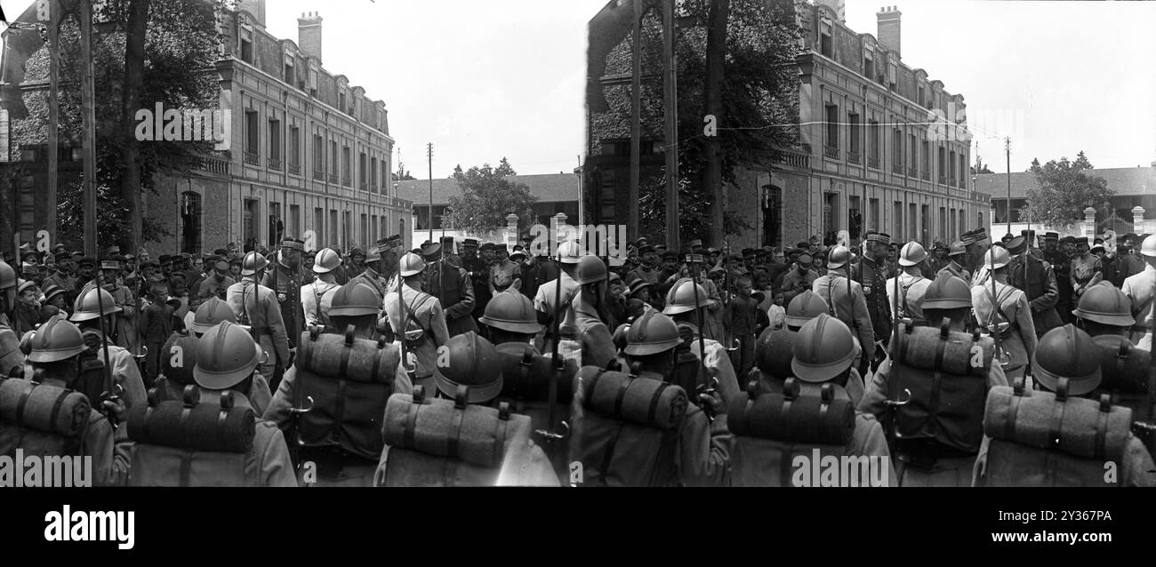 Die französischen Truppen des Ersten Weltkriegs versammeln sich zu einer Versammlung in einer französischen Stadt. Stockfoto