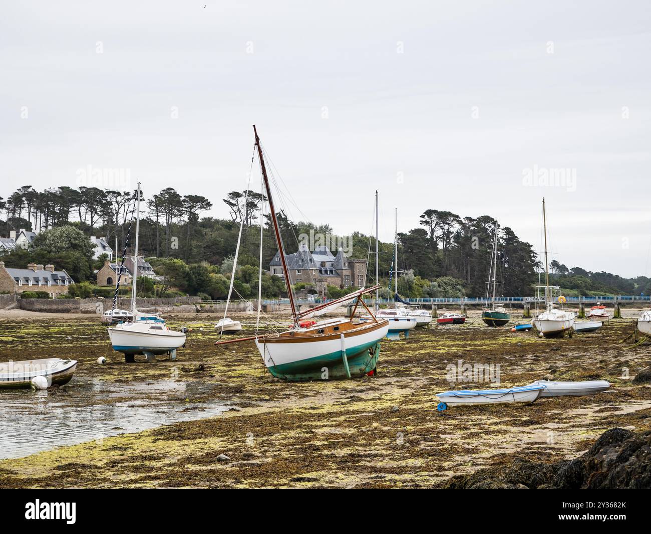 Boote am Boden bei Ebbe in Le Conquet Village, Bretagne, Frankreich Stockfoto