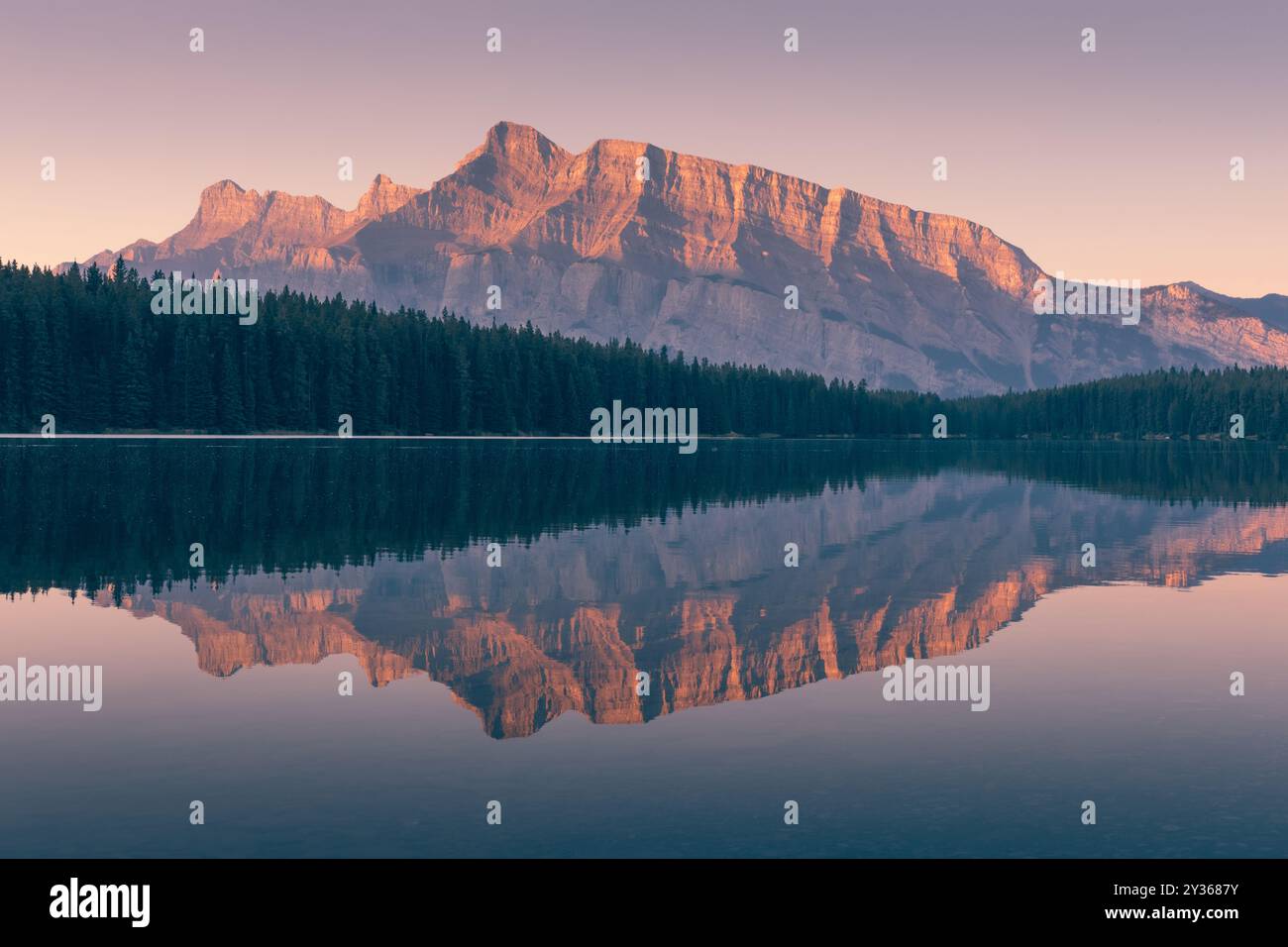 Reflexion des Mount Rundle im Two Jack Lake of Banff National Park Stockfoto