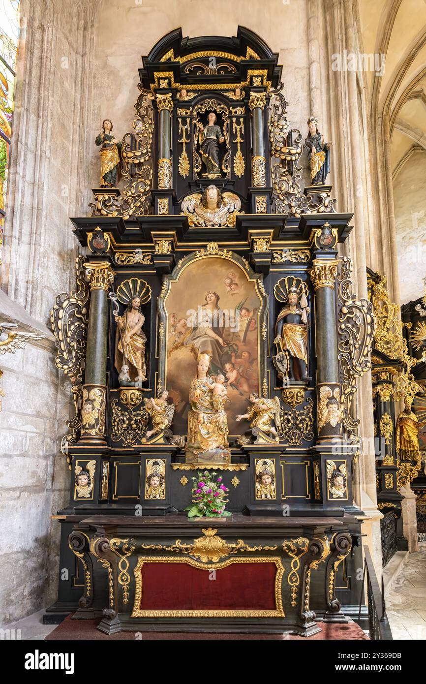 Kutná Hora, Tschechische Republik - 29. Mai 2024: Altar in der Kirche St. Barbara, einer römisch-katholischen Kirche in Kutná Hora im Stil einer Kathedrale Stockfoto