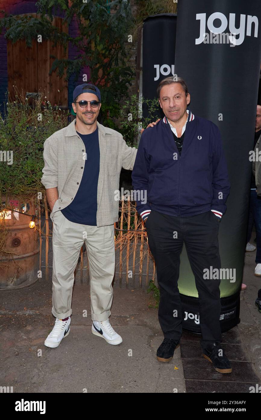 Fahri Yardim und Rocko Schamoni - Premiere der Vampir-Comedy-Serie DER UPIR im Bellmer auf dem RAW Gelaende in Berlin am 12.09.2024. Premiere DER UPIR *** Fahri Yardim und Rocko Schamoni Premiere der VAMPIR-Comedy-Serie DER UPIR bei Bellmer auf dem RAW-Gelände in Berlin am 12 09 2024 Premiere DER UPIR Stockfoto